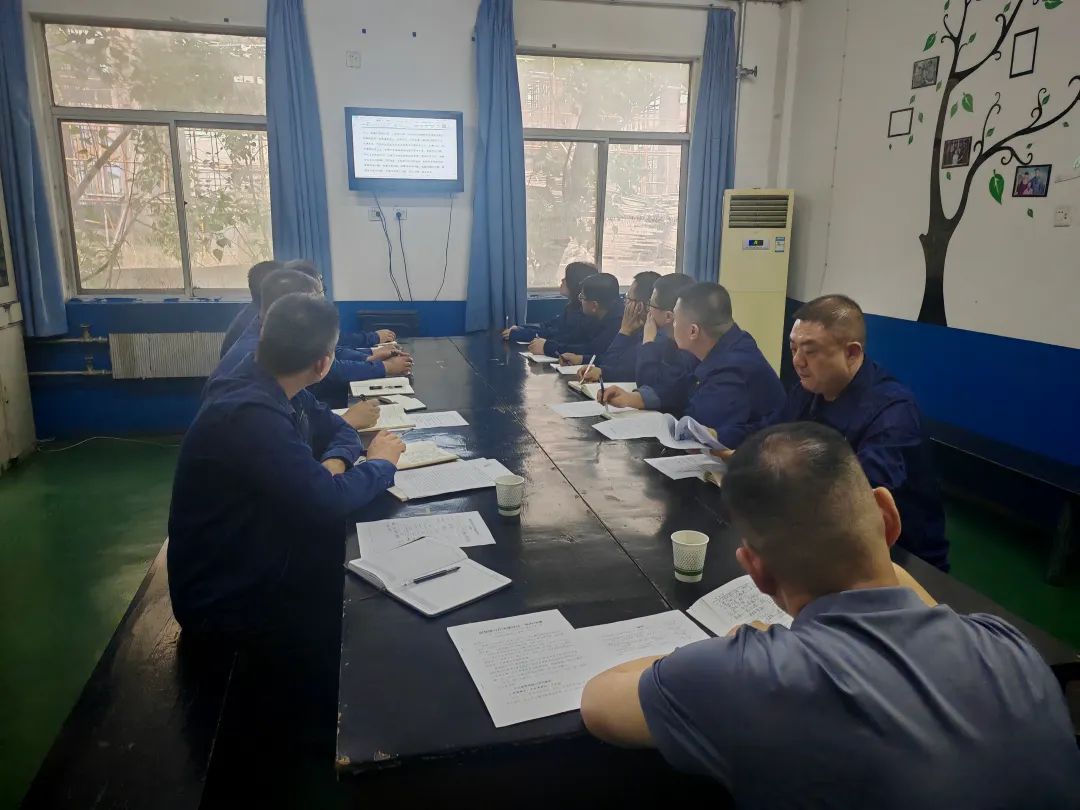 周紅民督導(dǎo)鑄造生產(chǎn)開發(fā)中心黨支部集體學習 周紅民督導(dǎo)鑄造生產(chǎn)開發(fā)中心黨支部集體學習