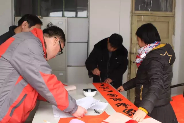 龍鋼集團(tuán)開展“迎新春 送春聯(lián)”活動(dòng) 龍鋼集團(tuán)開展“迎新春 送春聯(lián)”活動(dòng)