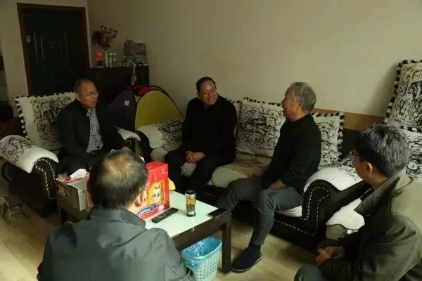 龍鋼集團(tuán)黨政領(lǐng)導(dǎo)深入西鋼公司看望慰問老黨員 龍鋼集團(tuán)黨政領(lǐng)導(dǎo)深入西鋼公司看望慰問老黨員