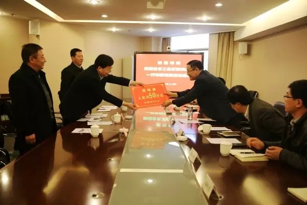 省總工會(huì)副主席王宏兵一行來陜鋼集團(tuán)送溫暖 慰問了寶軋公司困難職工 省總工會(huì)副主席王宏兵一行來陜鋼集團(tuán)送溫暖 慰問了寶軋公司困難職工