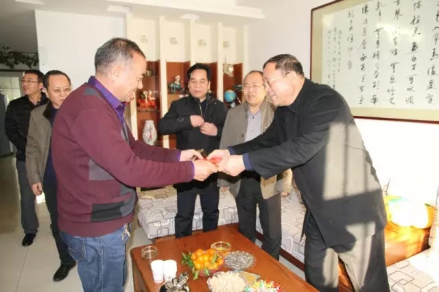 龍鋼集團(tuán)公司黨政工領(lǐng)導(dǎo)到韓城片區(qū)看望慰問(wèn)離退休老干部 龍鋼集團(tuán)公司黨政工領(lǐng)導(dǎo)到韓城片區(qū)看望慰問(wèn)離退休老干部