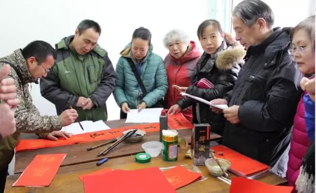 龍鋼集團(tuán)開展“迎新春 送春聯(lián)”活動