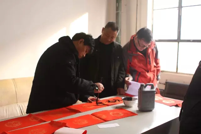 龍鋼集團(tuán)開展“迎新春 送春聯(lián)”活動