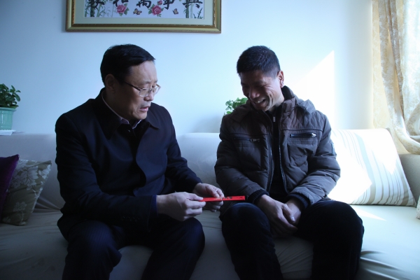 李永剛受華煒委托看望慰問困難職工 李永剛受華煒委托看望慰問困難職工