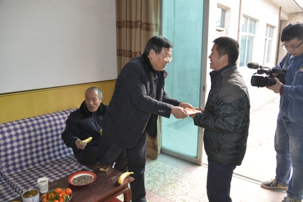 陜鋼集團“雙節(jié)”慰問及領(lǐng)導干部“一對一”幫扶工作全面鋪開 陜鋼集團“雙節(jié)”慰問及領(lǐng)導干部“一對一”幫扶工作全面鋪開