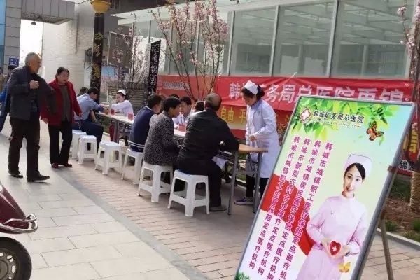 禹錦園小區(qū)積極開展免費義診服務活 禹錦園小區(qū)積極開展免費義診服務活