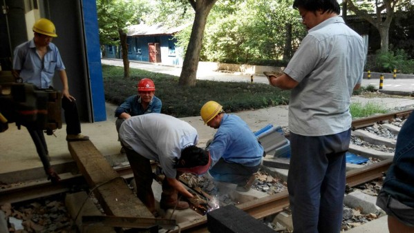 決戰(zhàn)高溫力促轉型---記西鋼動力分廠趕制窗網(wǎng)側記 決戰(zhàn)高溫力促轉型---記西鋼動力分廠趕制窗網(wǎng)側記