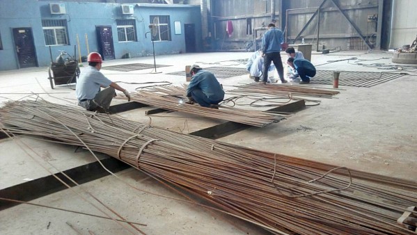 決戰(zhàn)高溫力促轉型---記西鋼動力分廠趕制窗網(wǎng)側記 決戰(zhàn)高溫力促轉型---記西鋼動力分廠趕制窗網(wǎng)側記