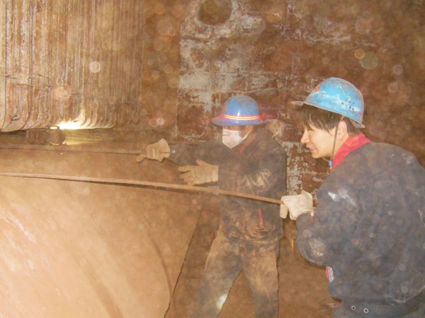 高溫下的“爐內(nèi)人” 高溫下的“爐內(nèi)人”