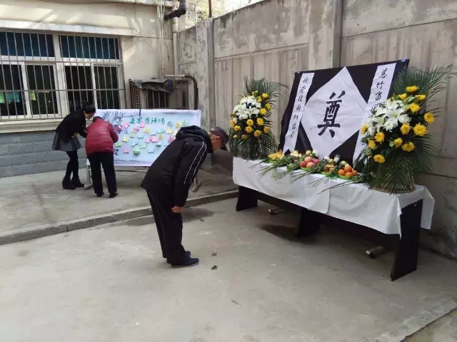 西鋼物業(yè)小區(qū)舉行首場(chǎng)公祭活動(dòng) 鮮花環(huán)保祭親人 西鋼物業(yè)小區(qū)舉行首場(chǎng)公祭活動(dòng) 鮮花環(huán)保祭親人