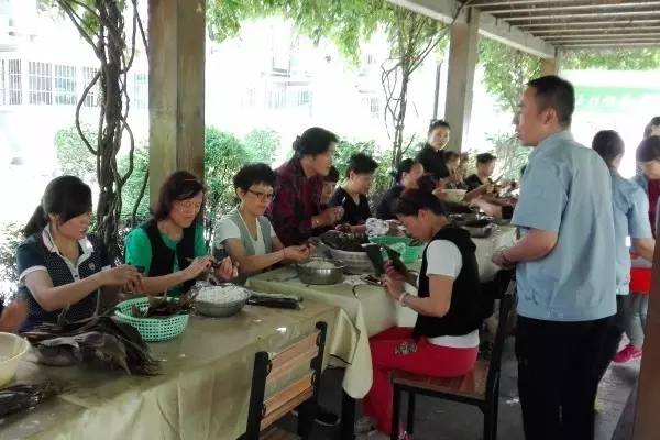 西鋼物業(yè)公司舉辦第一屆業(yè)主包粽子大賽 西鋼物業(yè)公司舉辦第一屆業(yè)主包粽子大賽