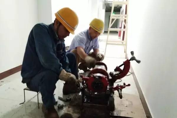 技術(shù)保障　用心服務(wù)　以汗水潤(rùn)澤心靈