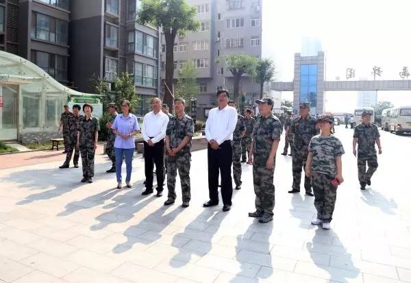 省人防宣傳教育“雙百工程”現(xiàn)場(chǎng)會(huì)在綜合服務(wù)公司禹錦園小區(qū)召開 省人防宣傳教育“雙百工程”現(xiàn)場(chǎng)會(huì)在綜合服務(wù)公司禹錦園小區(qū)召開