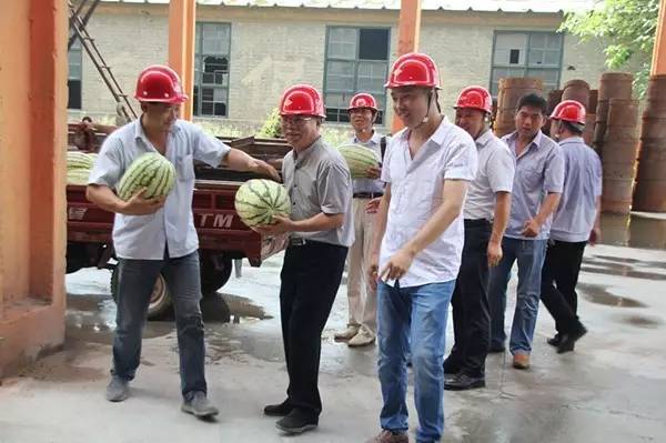 宋天鎖深入華冶公司一線慰問送清涼 宋天鎖深入華冶公司一線慰問送清涼