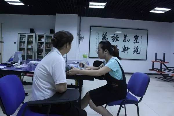 中醫(yī)志愿者到禹龍國際酒店開展義診服務(wù)活動 中醫(yī)志愿者到禹龍國際酒店開展義診服務(wù)活動