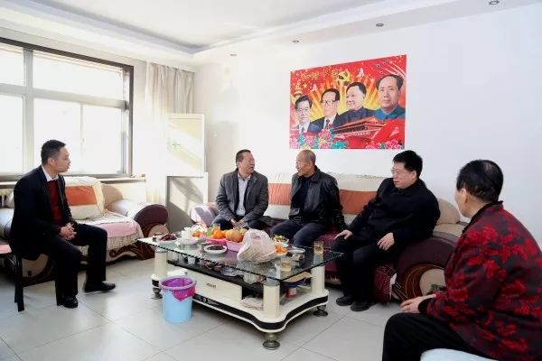唐鑫一行看望集團(tuán)公司離退休老干部及遺屬 唐鑫一行看望集團(tuán)公司離退休老干部及遺屬