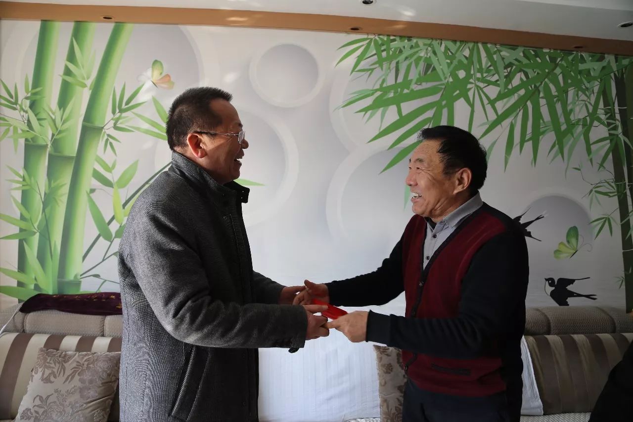 唐鑫一行看望集團(tuán)公司離退休老干部及遺屬 唐鑫一行看望集團(tuán)公司離退休老干部及遺屬