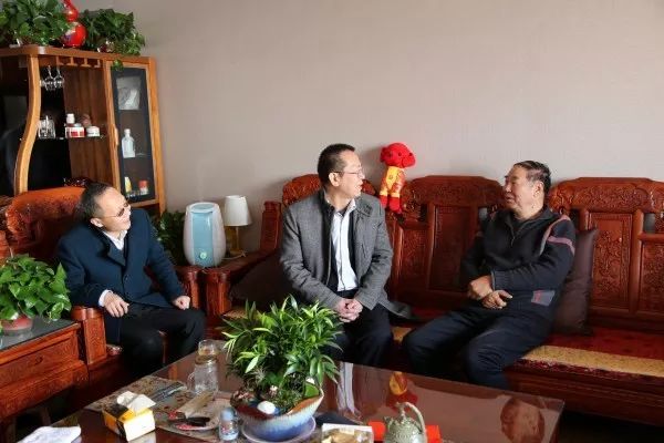 唐鑫一行看望集團(tuán)公司離退休老干部及遺屬 唐鑫一行看望集團(tuán)公司離退休老干部及遺屬