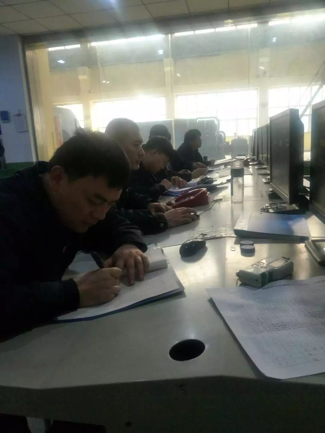 為堅(jiān)守一線的他們點(diǎn)贊 為堅(jiān)守一線的他們點(diǎn)贊