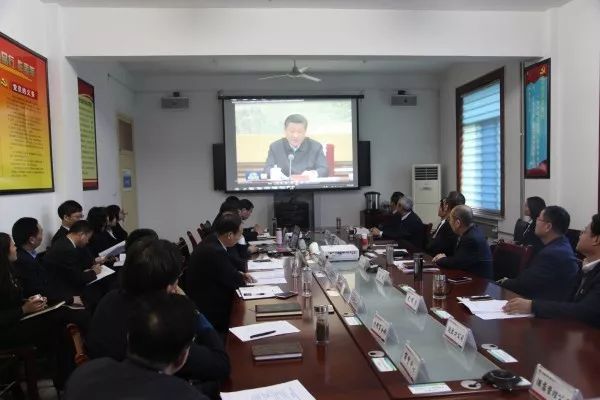 龍鋼集團(tuán)進(jìn)行2018年第4次黨委理論學(xué)習(xí) 龍鋼集團(tuán)進(jìn)行2018年第4次黨委理論學(xué)習(xí)