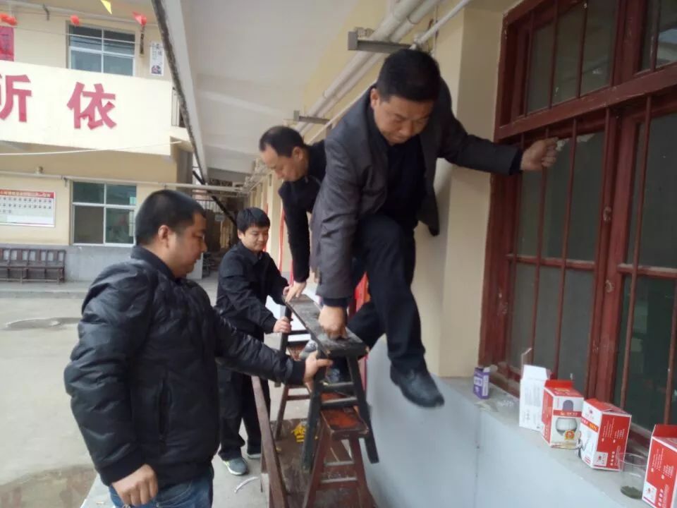 愛心在行動 爭做“活雷鋒”---大西溝礦業(yè)公司3.5雷鋒活動日側(cè)記 愛心在行動 爭做“活雷鋒”---大西溝礦業(yè)公司3.5雷鋒活動日側(cè)記