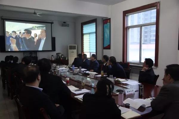 龍鋼集團(tuán)召開“講政治、敢擔(dān)當(dāng)、改作風(fēng)”專題教育學(xué)習(xí)研討會(huì)