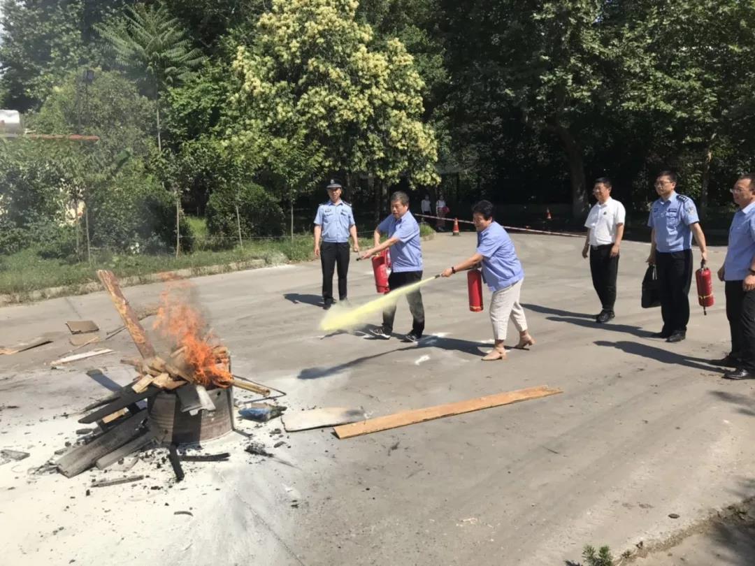 西鋼紅光公司組織消防安全知識(shí)培訓(xùn)及滅火演練活動(dòng) 西鋼紅光公司組織消防安全知識(shí)培訓(xùn)及滅火演練活動(dòng)