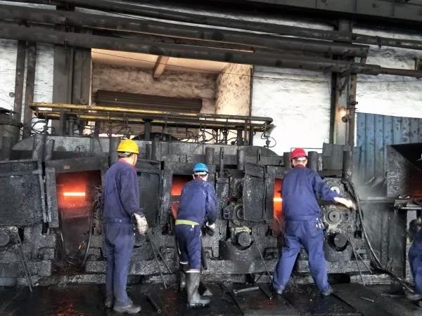 高溫“戰(zhàn)場(chǎng)”上的質(zhì)量守衛(wèi)者 高溫“戰(zhàn)場(chǎng)”上的質(zhì)量守衛(wèi)者