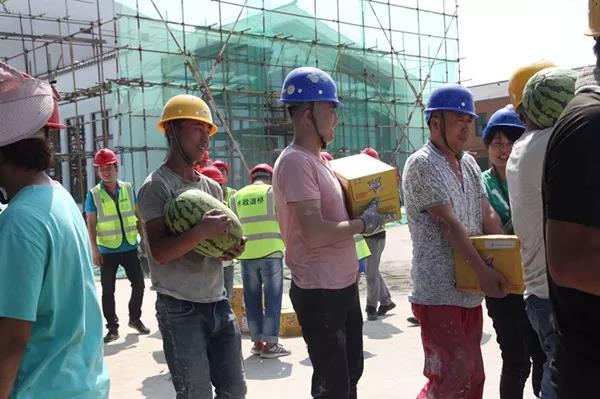 加強(qiáng)戰(zhàn)略合作 提升品牌聲譽(yù)——龍鋼集團(tuán)深入西安市政道橋公司項(xiàng)目工地送清涼 加強(qiáng)戰(zhàn)略合作 提升品牌聲譽(yù)——龍鋼集團(tuán)深入西安市政道橋公司項(xiàng)目工地送清涼