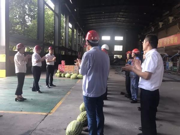 龍鋼集團領(lǐng)導到鋼加公司生產(chǎn)車間慰問送清涼 龍鋼集團領(lǐng)導到鋼加公司生產(chǎn)車間慰問送清涼