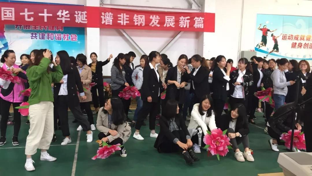 嘹亮的頌歌　深情的祝福——龍鋼集團(tuán)百人合唱節(jié)目側(cè)記