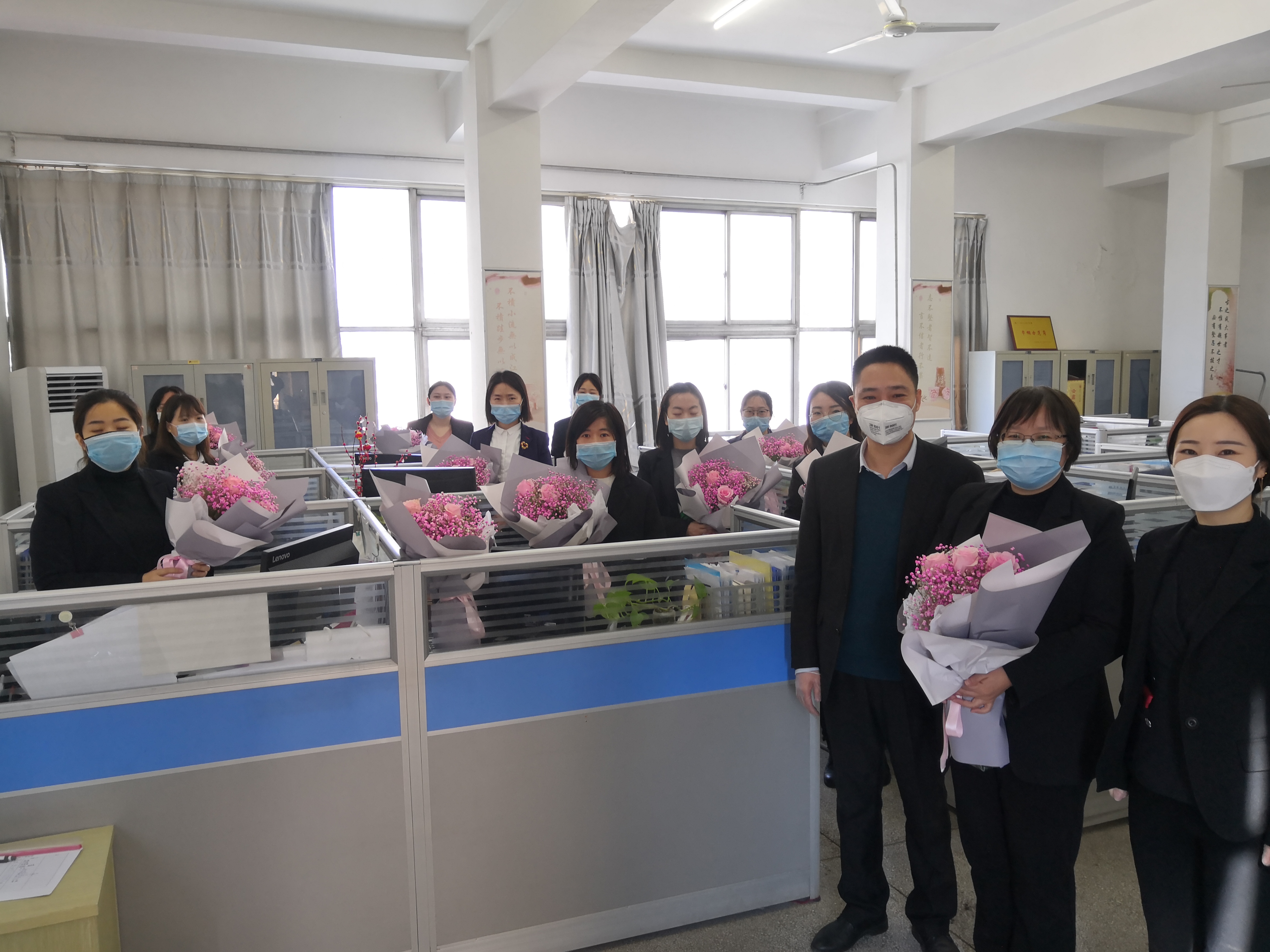 龍鋼集團(tuán)公司機(jī)關(guān)工會開展“三八”婦女節(jié)送鮮花活動