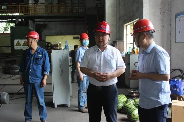 陳輝慰問西鋼紅光物流公司網籠加工車間員工 陳輝慰問西鋼紅光物流公司網籠加工車間員工