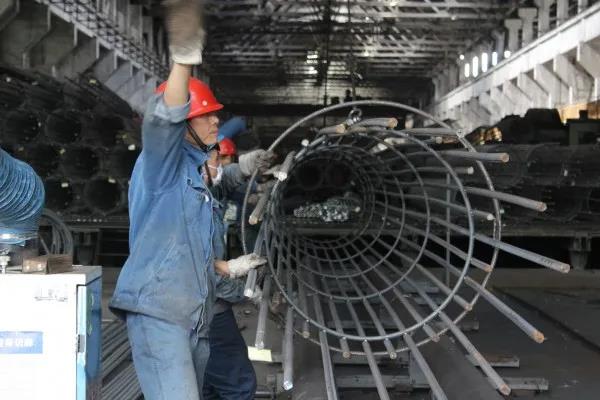 陳輝慰問西鋼紅光物流公司網籠加工車間員工 陳輝慰問西鋼紅光物流公司網籠加工車間員工