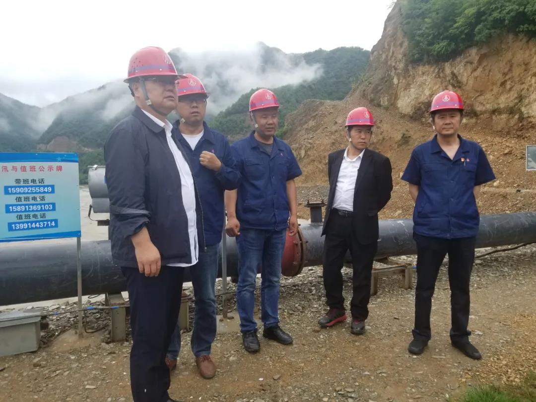 冒雨進(jìn)山查汛情 關(guān)切之心系礦山——陳輝檢查指導(dǎo)大西溝礦業(yè)公司防汛和安全環(huán)保工作 冒雨進(jìn)山查汛情 關(guān)切之心系礦山——陳輝檢查指導(dǎo)大西溝礦業(yè)公司防汛和安全環(huán)保工作