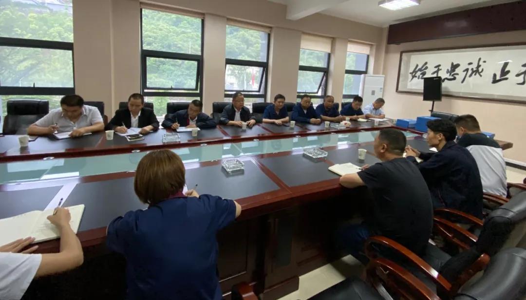 冒雨進(jìn)山查汛情 關(guān)切之心系礦山——陳輝檢查指導(dǎo)大西溝礦業(yè)公司防汛和安全環(huán)保工作 冒雨進(jìn)山查汛情 關(guān)切之心系礦山——陳輝檢查指導(dǎo)大西溝礦業(yè)公司防汛和安全環(huán)保工作