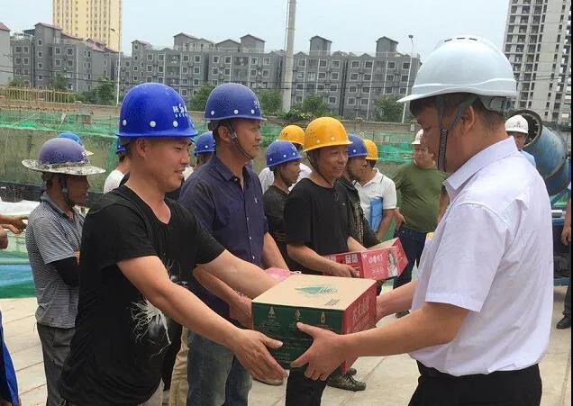 龍鋼集團(tuán)慰問西安“禹龍”商品鋼筋直供項(xiàng)目工地 龍鋼集團(tuán)慰問西安“禹龍”商品鋼筋直供項(xiàng)目工地