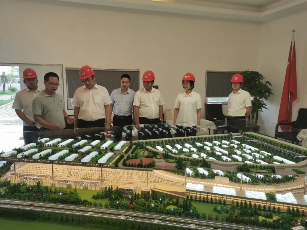 鄂陜攜手共促三秦建設(shè) 國家脊梁展現(xiàn)企業(yè)擔(dān)當(dāng)——龍鋼集團(tuán)獲贈錦旗 鄂陜攜手共促三秦建設(shè) 國家脊梁展現(xiàn)企業(yè)擔(dān)當(dāng)——龍鋼集團(tuán)獲贈錦旗