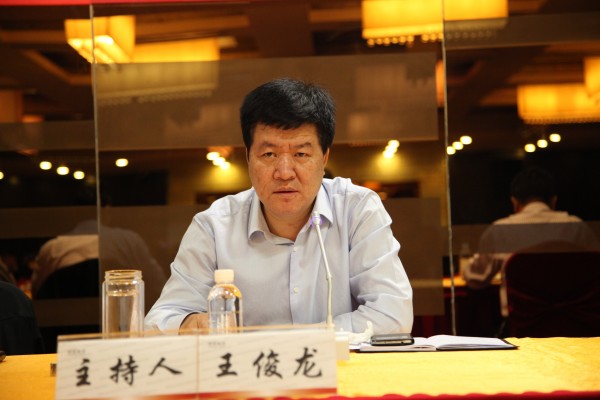 陜鋼集團紀委書記王俊龍主持會議